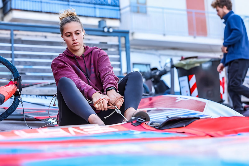 iQFOiL European Championships Sferracavallo 2025: kein Wind, keine Rennen an Tag 5