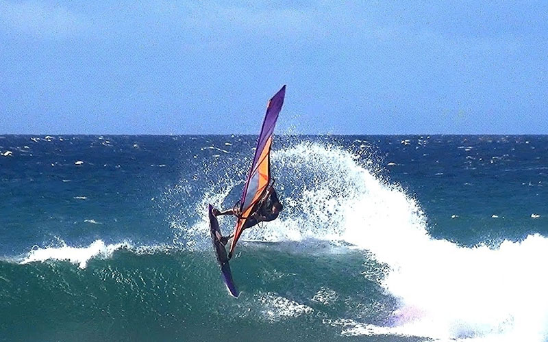 Windsurfing at Hoʻokipa - Bended Planks