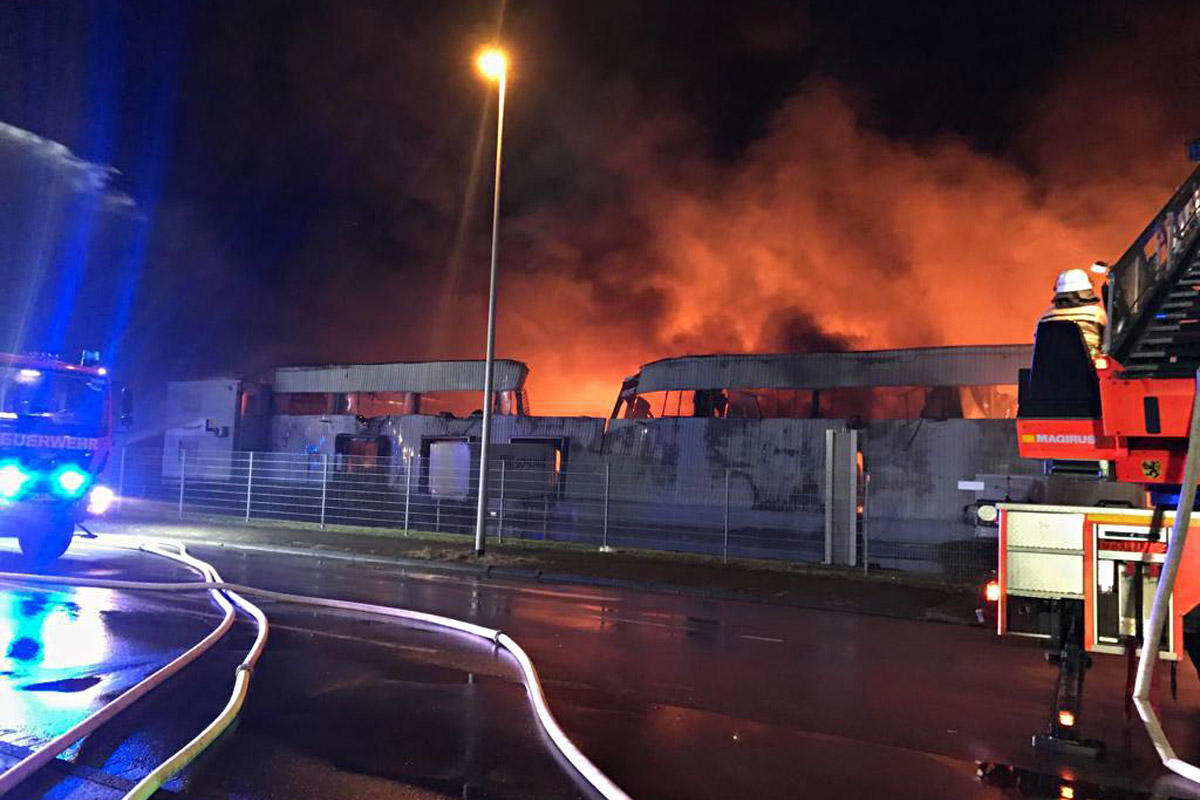 Feuer zerstört Newsports-Lager bei Köln!